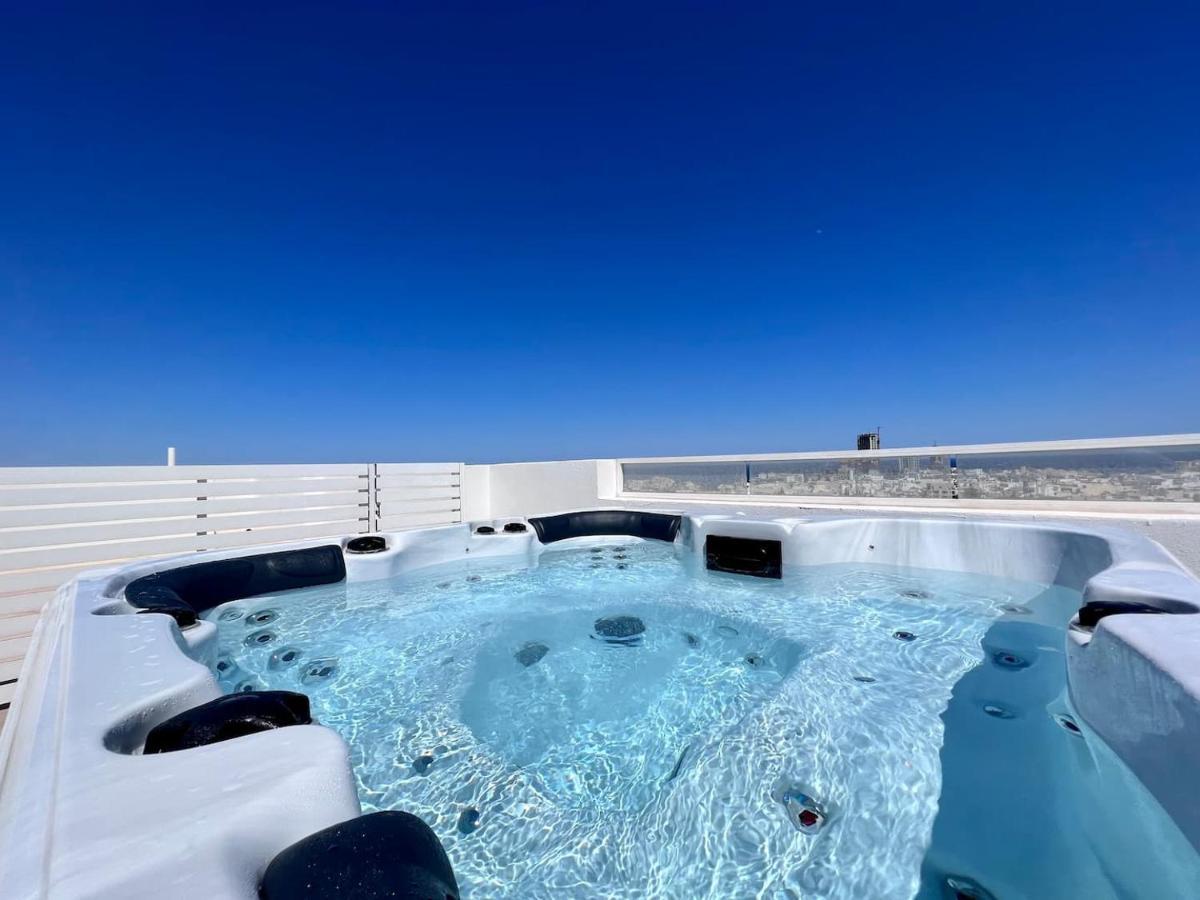 Unique Penthouse With Private Heated Jacuzzi, Close To Restaurants And Night Life Is-Swieqi Exterior foto