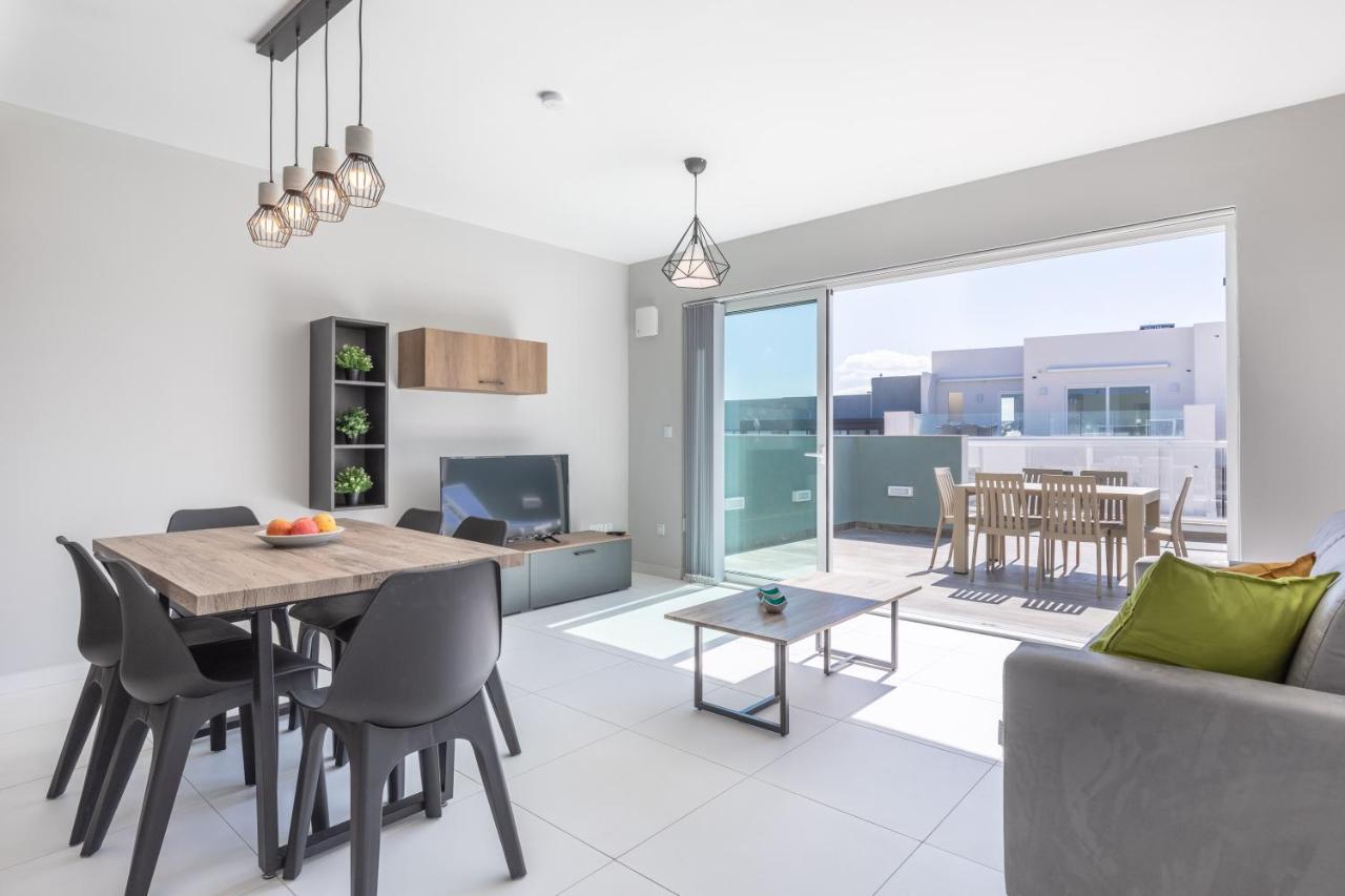 Unique Penthouse With Private Heated Jacuzzi, Close To Restaurants And Night Life Is-Swieqi Exterior foto