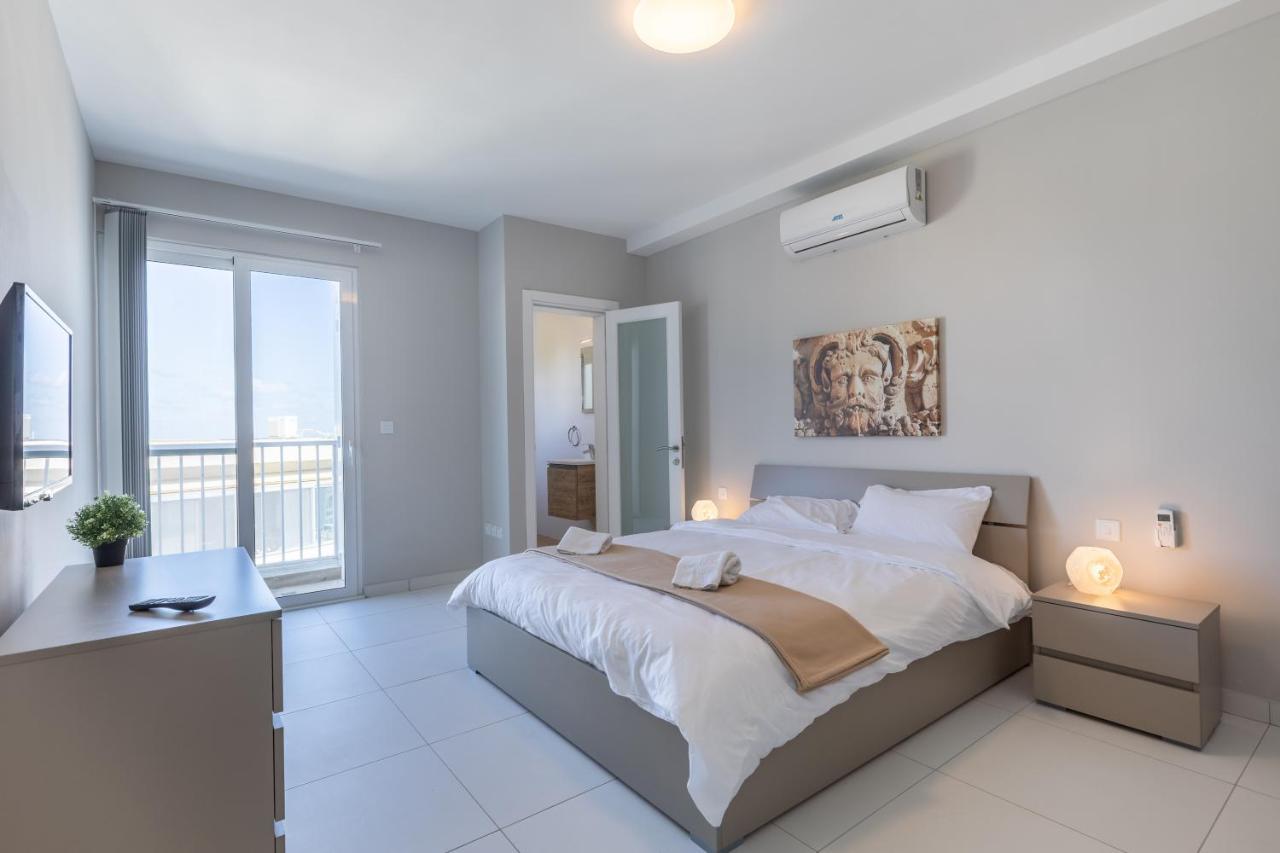 Unique Penthouse With Private Heated Jacuzzi, Close To Restaurants And Night Life Is-Swieqi Exterior foto
