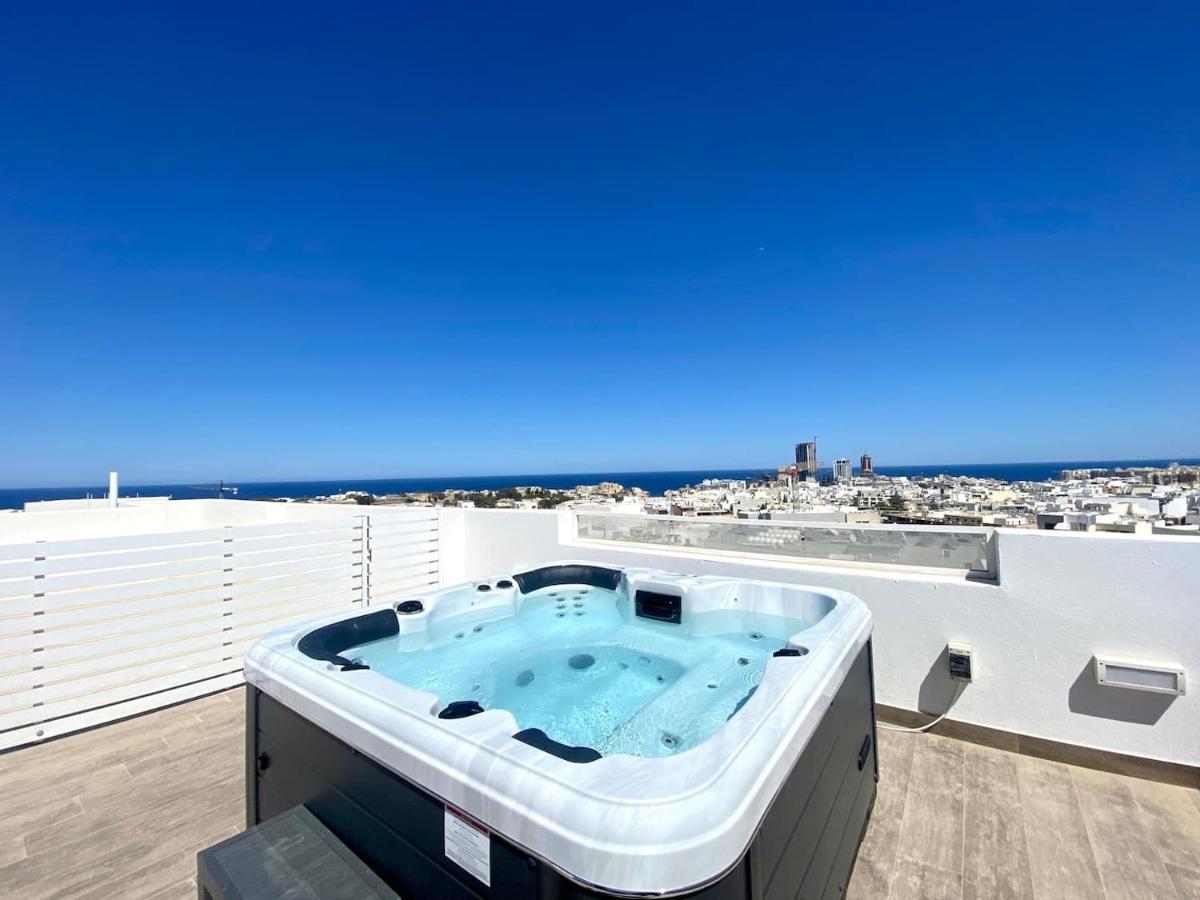 Unique Penthouse With Private Heated Jacuzzi, Close To Restaurants And Night Life Is-Swieqi Exterior foto